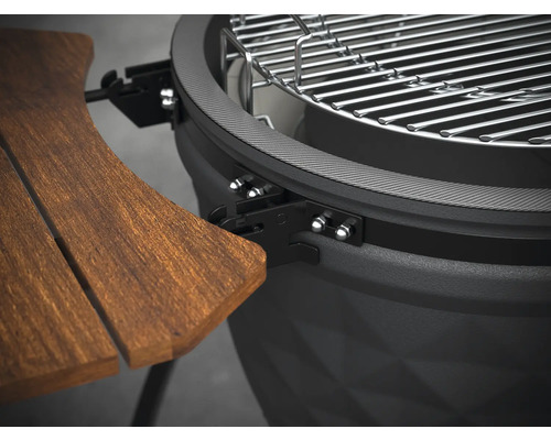 Detailný pohľad na gril Kamado s bočným stolíkom a grilovacím roštom