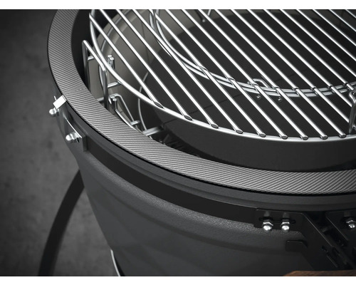 Detailný pohľad na guľatý gril s grilovacím roštom