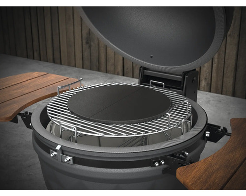 Otvorený keramický gril s grilovacím roštom a odkladacími stolíkmi