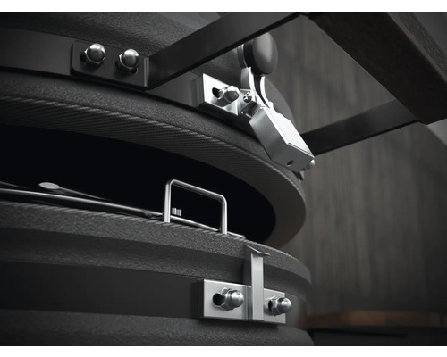 Detailný pohľad na čierny keramický gril s kovovými prvkami