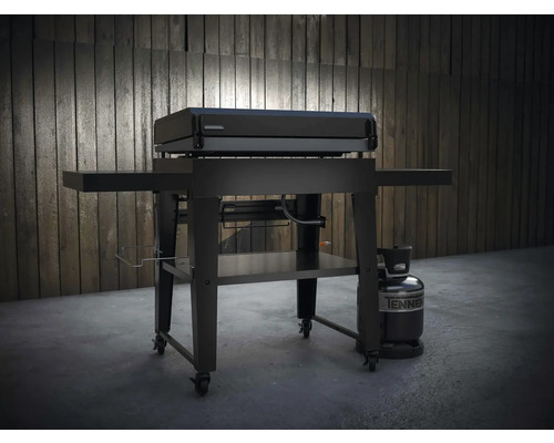 Čierny plynový gril s policami a plynovou fľašou