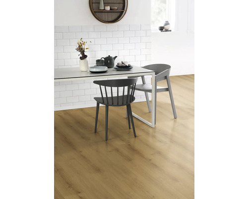 Jedáleň s jedálenským stolom, stoličkami a svetlou drevenou podlahou