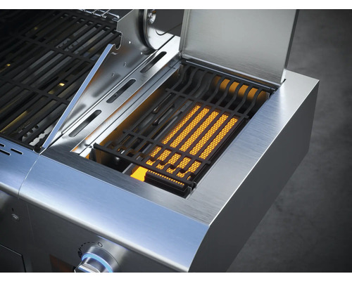 Detail nerezového grilu s otvoreným bočným horákom