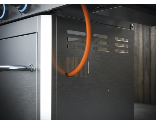 Detail nerezového plynového grilu s plynovou hadicou