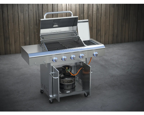 Nerezový plynový gril s otvoreným vekom a plynovou fľašou v spodnej skrinke