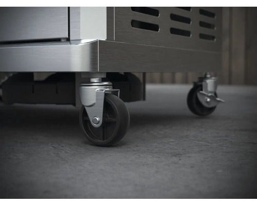 Detailný záber kovovej skrine s kolieskami