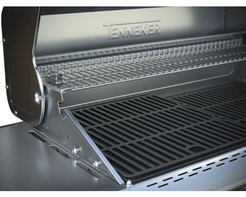 Vnútorný pohľad na plynový gril s grilovacím roštom a ohrievacím roštom