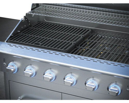 Gril s grilovacími roštami a otočnými gombíkmi