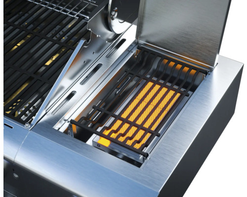 Detailný záber grilu s otvoreným vekom a grilovacím roštom