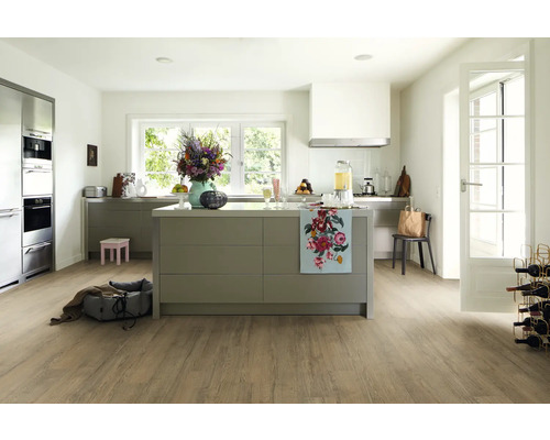 Svetlá kuchyňa s kuchynským ostrovom, drevenou podlahou a modernými spotrebičmi pre štýlové prostredie