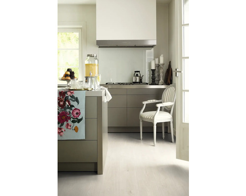 Svetlá kuchyňa s kuchynským ostrovom, digestorom a posedením