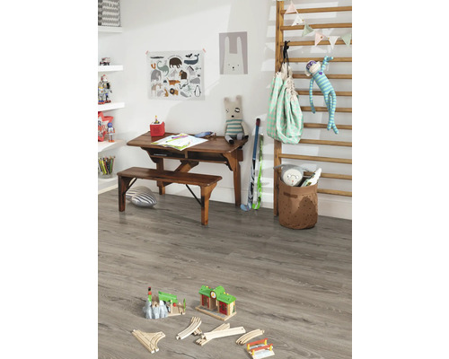 Detská izba s drevenou podlahou, písacím stolom a hračkami