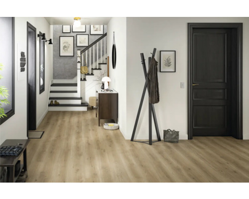 Vstupný priestor so schodiskom, šatňou a svetlou drevenou podlahou