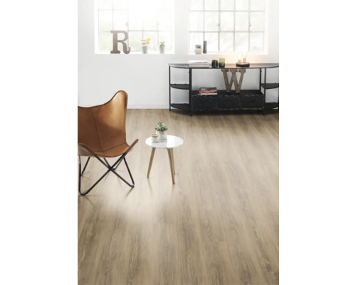 Svetlá miestnosť s laminátovou podlahou, kreslom, odkladacím stolíkom a konzolou