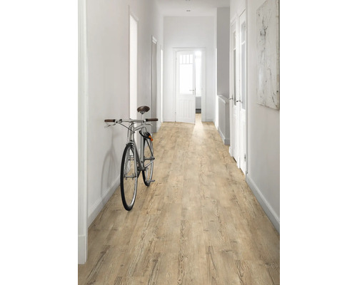 Chodba so svetlou drevenou podlahou a bicyklom