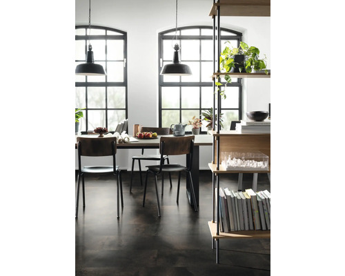 Svetlá izba s jedálenským stolom, stoličkami, závesnými lampami a policou