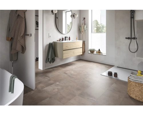 Svetlá kúpeľňa s umývadlom, zrkadlom, sprchou a podlahovými dlaždicami s kamenným vzhľadom