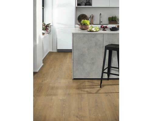 Svetlá kuchyňa s kuchynským ostrovom, čiernou barovou stoličkou a svetlou drevenou podlahou.