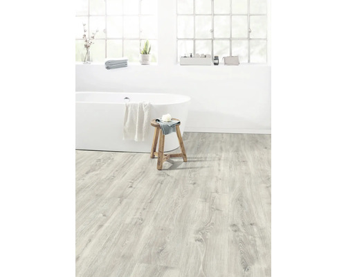 Svetlá kúpeľňa s voľne stojacou vaňou a podlahou so vzhľadom dreva