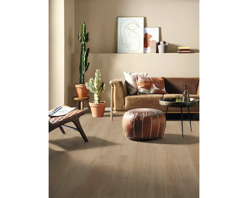 Svetlá obývacia izba s pohovkou, vankúšmi, rastlinami a drevenou podlahou