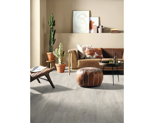 Obývacia izba so svetlosivou laminátovou podlahou, pohovkou, stolom a dekoráciami.