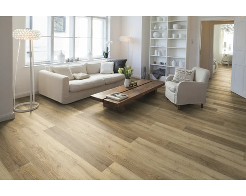 Svetlá obývacia izba s pohovkou, kreslom, dreveným stolom, policou a podlahou s dreveným vzhľadom.