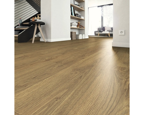 Podlahová krytina v obývacej izbe so schodiskom a knižnicou