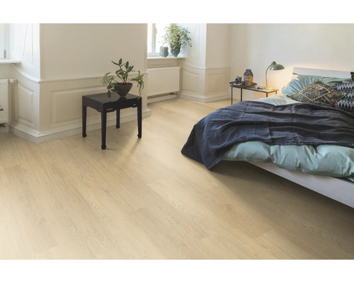 Svetlá spálňa s drevenou podlahou, posteľou a nočným stolíkom