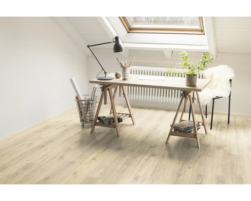 Svetlý pracovný priestor pod strešným oknom s písacím stolom na drevených podlahách