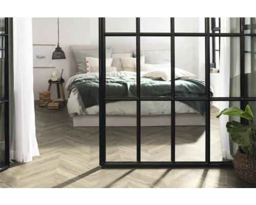 Svetlá spálňa s posteľou, drevenou podlahou a deličom miestnosti v okennom štýle