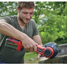 Muž používa akumulátorovú čističku škár Einhell na čistenie kamenného povrchu.