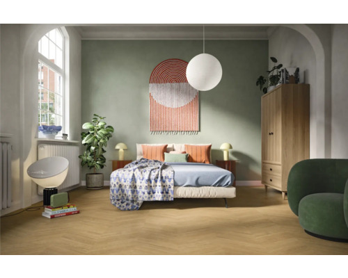 Svetlá spálňa s posteľou, nočnými stolíkmi, lampou, skriňou a kreslom