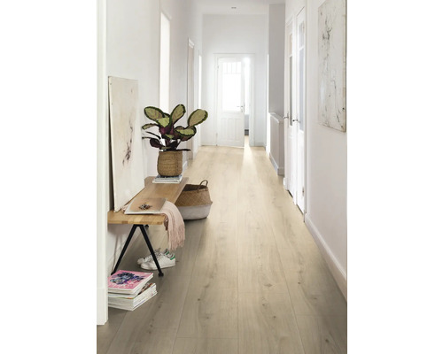 Chodba so svetlou laminátovou podlahou, lavicou, rastlinou a dekoráciami