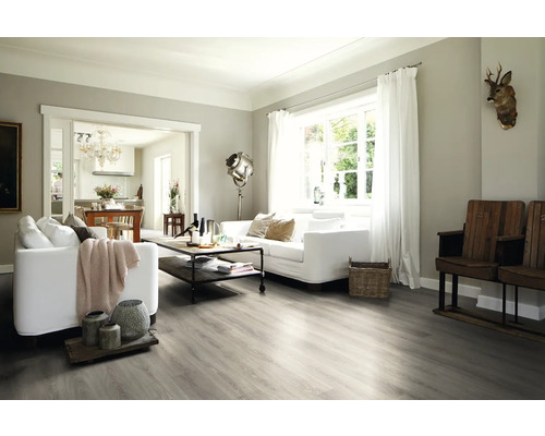 Svetlá obývacia izba s pohovkou, stolom a drevenou podlahou