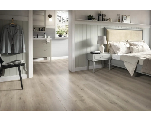 Svetlá miestnosť so spálňou, kúpeľňou a podlahovou krytinou