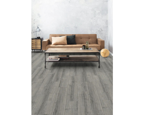 Obývacia izba so sivou drevenou podlahou, pohovkou a konferenčným stolíkom