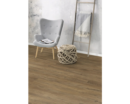 Obývacia izba s kreslom, dekoračnou guľou z povrazu, rebríkom a laminátovou podlahou.