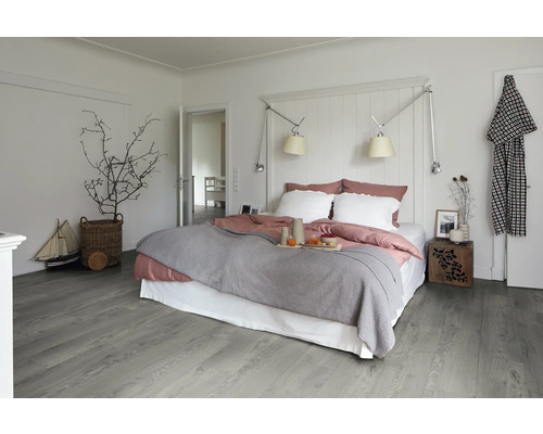 Svetlá spálňa s posteľou, nočným stolíkom a drevenou podlahou