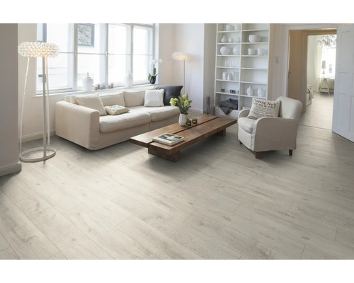 Svetlá obývacia izba s laminátovou podlahou, pohovkou a dreveným stolom