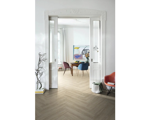 Svetlá miestnosť s parketami v tvare rybej kosti, jedálenský stôl a stoličky