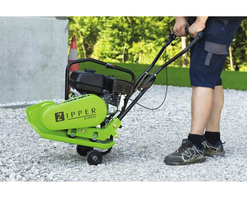 Žehlička Zipper na zhutňovanie pôdy v prevádzke