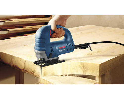 Priamočiara píla Bosch reže kus dreva.