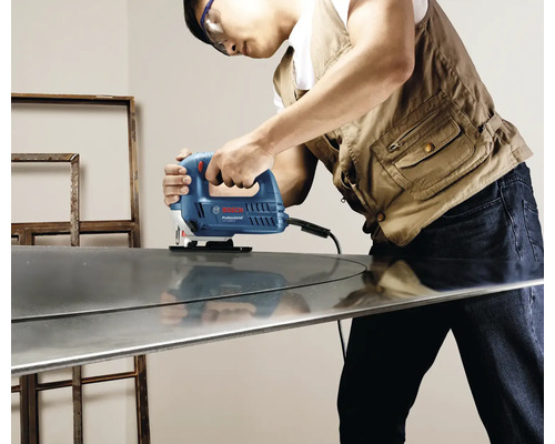 Osoba používa priamočiaru pílu značky Bosch Professional na rezanie kusa kovu.