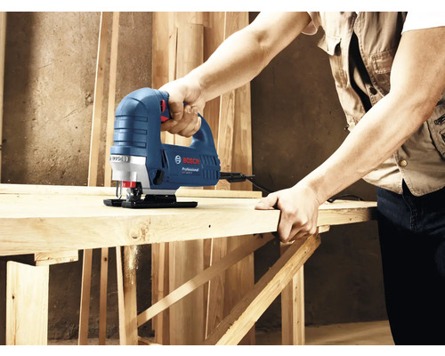 Osoba používa priamočiaru pílu Bosch na rezanie drevenej dosky.