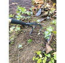 Záhradná motyka používaná medzi hlinou a rastlinami