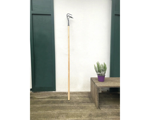 Trojzubová záhradná motyka s drevenou násadou