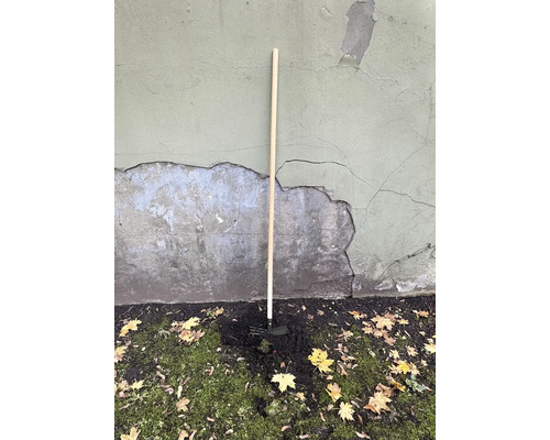 Motyka s drevenou násadou na záhradné práce