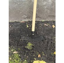 Záhradná motyka s drevenou násadou v zemi