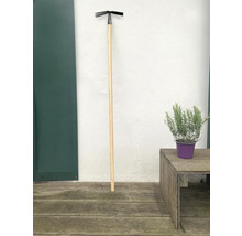 Záhradný kultivátor s drevenou násadou na kyprenie pôdy v záhrade