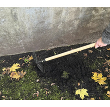 Záhradná motyka s drevenou rukoväťou používaná na kyprenie pôdy